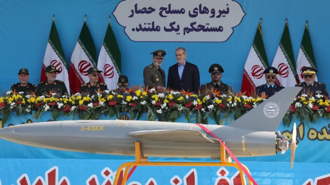 El presidente iraní, Masud Pezeshkian, observa el paso de un dron durante el desfile militar anual que conmemora la invasión iraquí de 1980, que condujo a una guerra que duró ocho años (1980-1988); en Teherán, Irán, el 21 de septiembre de 2024. EFE/EPA/ABEDIN TAHERKENAREH
