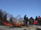 Indígenas bloquean una vía incinerando escombros durante una protesta este lunes en la ciudad de El Alto (Bolivia). Los indígenas llamados 'ponchos rojos' del altiplano de Bolivia, iniciaron este lunes un bloqueo de caminos para exigir la renuncia del presidente Luis Arce y del vicepresidente David Choquehuanca, por la falta de dólares y combustible además de acusarles de promover la división de las organizaciones sociales. EFE/Luis Gandarillas