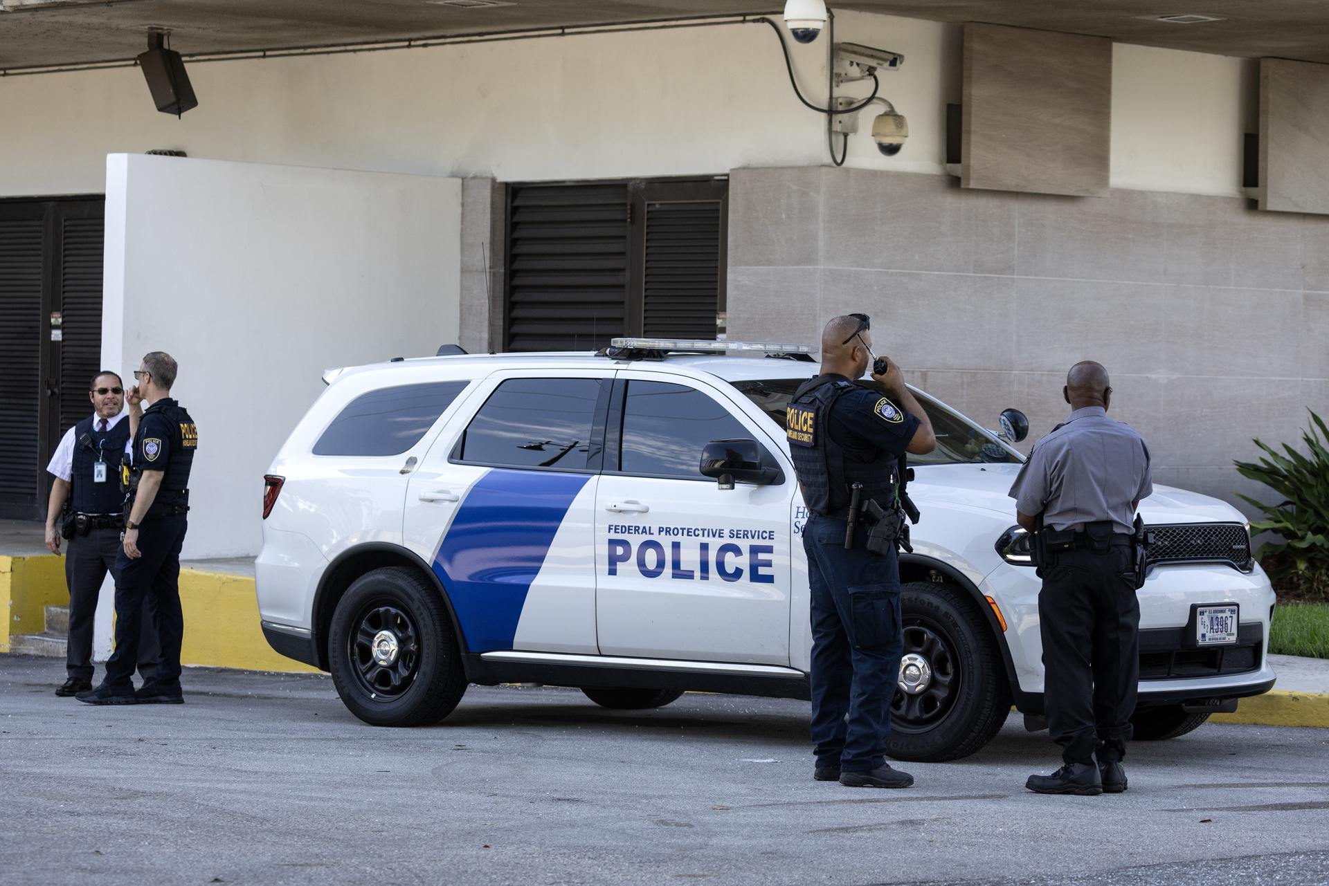 Oficiales de Seguridad Nacional se encuentran afuera del edificio federal Paul G. Rogers y el tribunal de los EE. UU., donde se supone que Ryan Wesley Routh, identificado como el sospechoso que fue arrestado después de supuestamente apuntar con un rifle de asalto AK-47 al expresidente Trump en su campo de golf, estará en una audiencia, en West Palm Beach, Florida, EE. UU., 16 de septiembre de 2024. EFE/EPA/Cristobal Herrera-Ulashkevich
