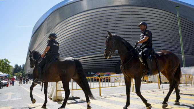 Imagen de archivo de las medidas de seguridad en las inmediaciones del estadio Santiago Bernabéu de Madrid por el concierto de Taylor Swift. EFE/ Mariscal
