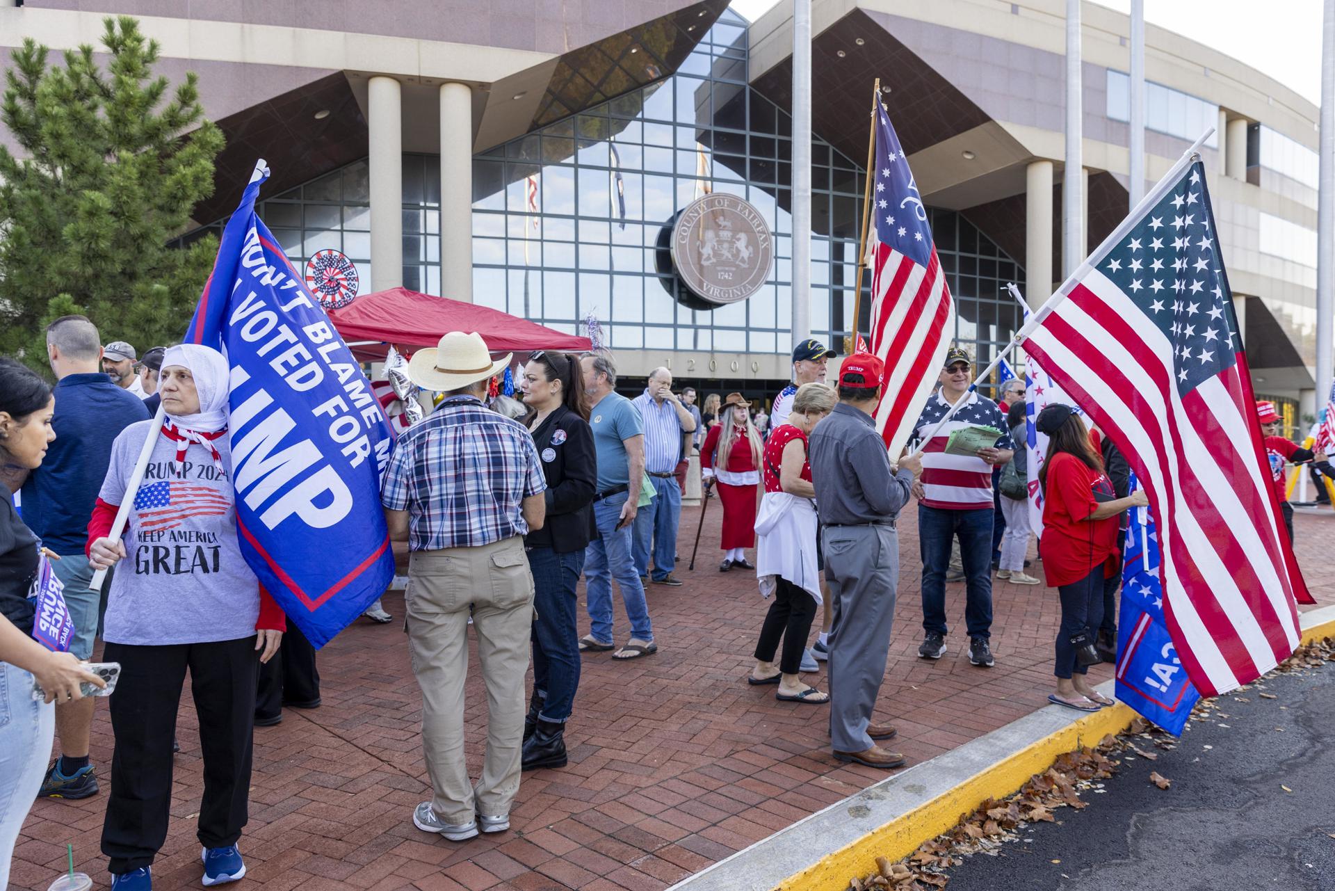 Partidarios de la campaña del candidato presidencial republicano Donald J. Trump participan en la votación anticipada en persona, en el lugar de votación del Centro de Gobierno del Condado de Fairfax en Fairfax, Virginia, EE. UU., este 20 de septiembre de 2024.EFE/EPA/Shawn Thew
