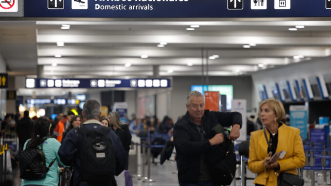 Fotografía de archivo del 29 de agosto de 2024 de personas en el aeroparque de la Ciudad de Buenos Aires (Argentina). EFE/ Juan Ignacio Roncoroni
