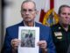 El sheriff Ric Bradshaw muestra una foto de los elementos que se encontraron junto a la valla del campo de golf perteneciente al expresidente Donald Trump en Palm Beach (Florida). EFE/EPA/CRISTOBAL HERRERA-ULASHKEVICH