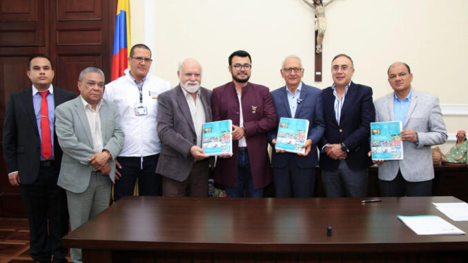 Fotografía cedida por el Ministerio de Salud que muestra al ministro de Salud y Protección Social de Colombia, Guillermo Alfonso Jaramillo (3-d), y al viceministro de Salud, Luis Alberto Martínez (d), durante la radiación de una nueva reforma de la salud este viernes en Bogotá (Colombia).EFE/ Ministerio de Salud
