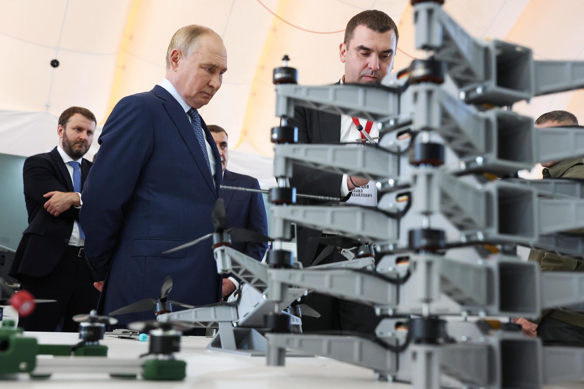 El presidente ruso, Vladimir Putin (centro), acompañado por el jefe adjunto de la Administración Presidencial rusa, Maxim Oreshkin (izquierda), visita el Centro de Tecnología Especial (LLC 'STC') en San Petersburgo, Rusia, el 19 de septiembre de 2024. El Centro de Tecnologías Especiales, fundado en 2001, es una de las empresas líderes del país en la producción de drones y otros equipos especiales, sistemas automatizados de monitoreo de radio, protección de información, guerra electrónica, vehículos aéreos no tripulados, así como sistemas de comunicación. (Rusia, San Petersburgo) EFE/EPA/VALERIY SHARIFULIN/SPUTNIK/KREMLIN POOL CRÉDITO OBLIGATORIO
