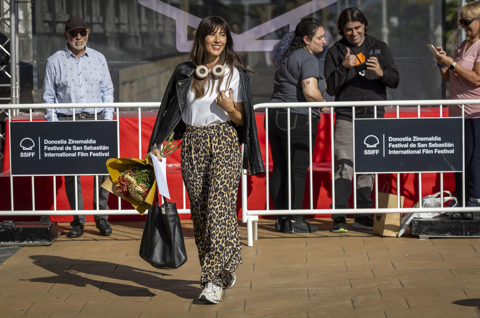 La actriz Bárbara Goenaga a su llegada este jueves al hotel que aloja a los invitados de la 72 edición del Festival de Cine de San Sebastián. EFE/Javier Etxezarreta
