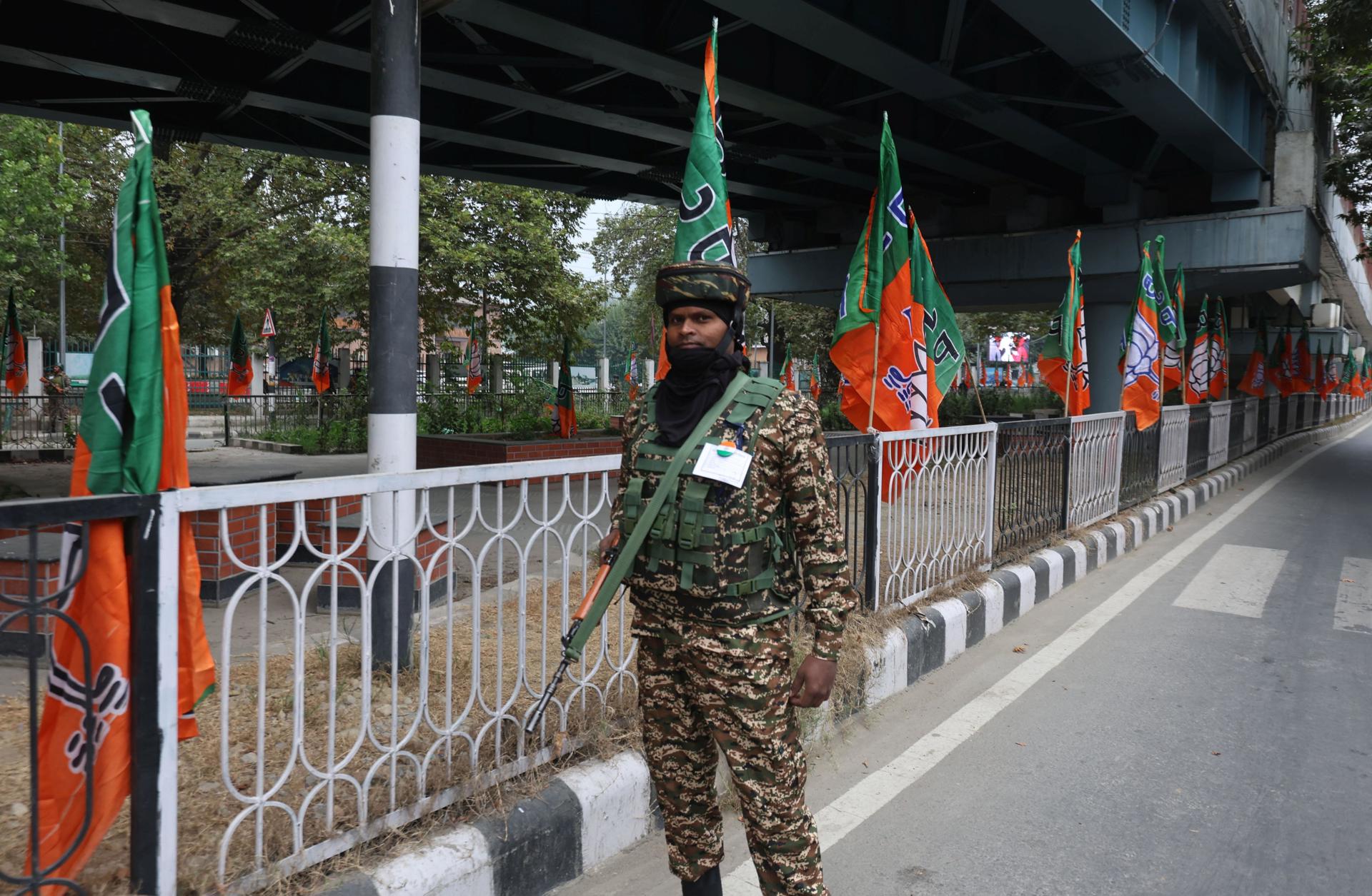 Un soldado indio en la ciudad cachemira de Srinagar, donde se ha reforzado la seguridad ante la visita del primer ministro, Narendra Modi, el 19 de septiembre de 2024. EFE/EPA/FAROOQ KHAN
