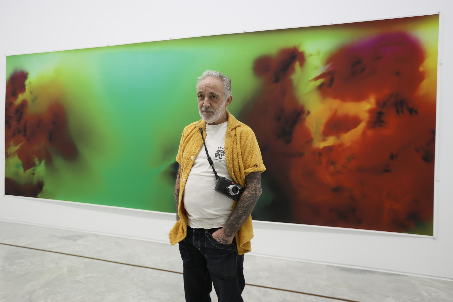 Vista de la presentación en el Centro Andaluz de Arte Contemporáneo (CAAC) de la exposición "Diversidad en la colección del CAAC. La mirada fotográfica de Alberto García-Alix", en la que el reconocido fotógrafo (c) presenta su selección de entre las más de 1.400 obras del fondo, y "Rede social", del colectivo Opa vivará, una instalación comisariada en el CAAC por Jimena Blázquez Abascal que trae por primera vez a España la obra de estos artistas brasileños. EFE /José Manuel Vidal
