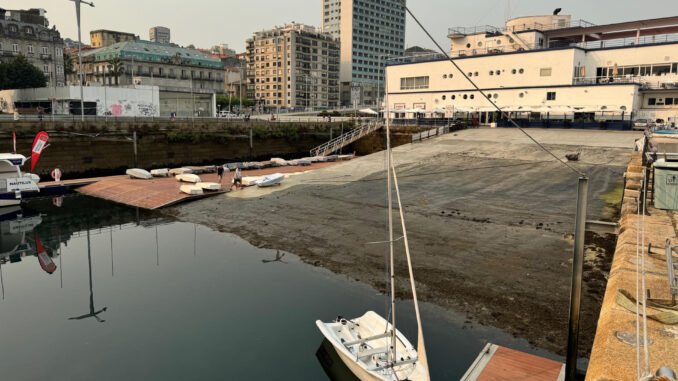 Los muelles de Vigo rozan el diqueseco durante una bajamar histórica, este jueves. EFE/ Sxenic
