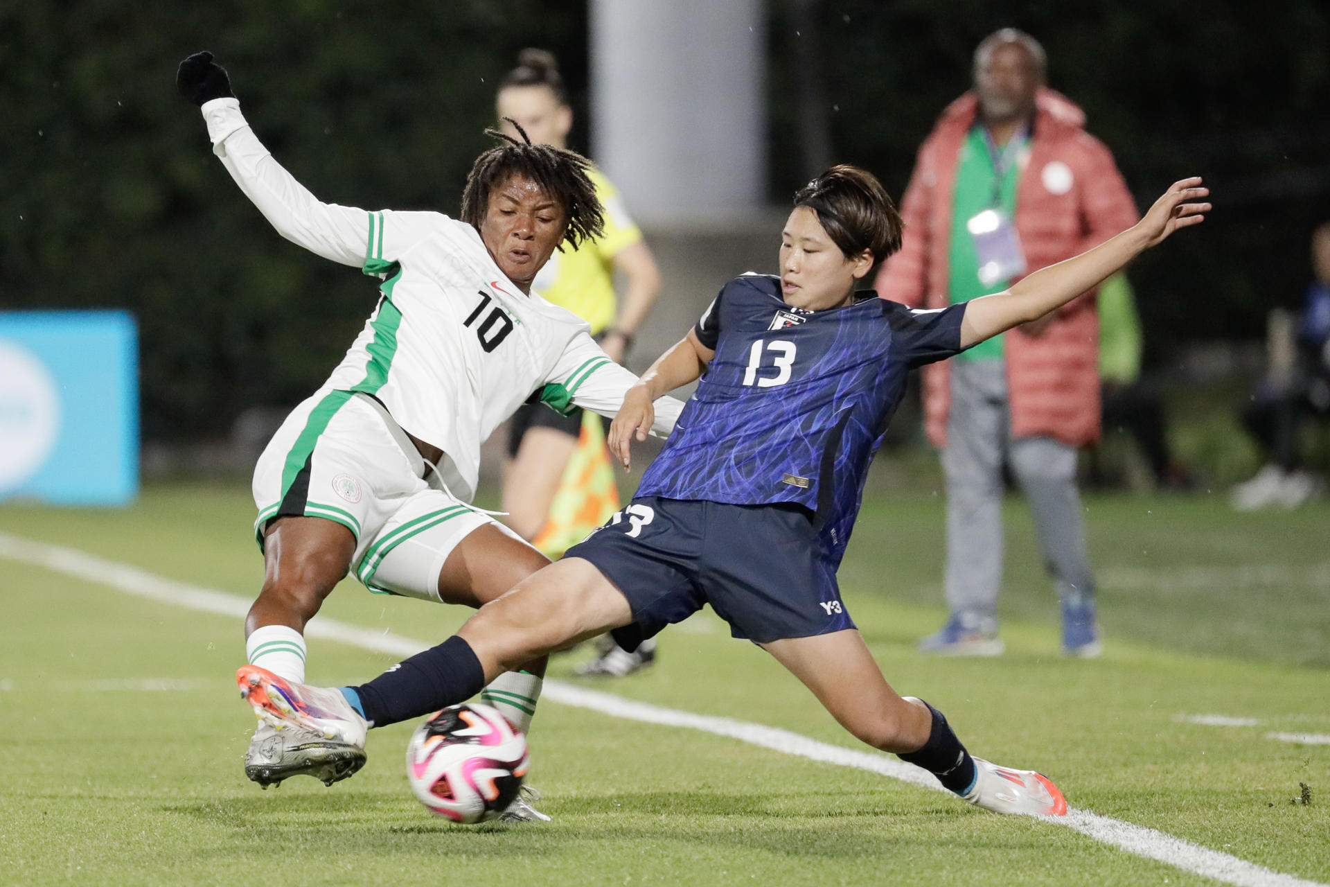 Maya Hijikata (d) de Japón disputa un balón con Adoo Philomina Yina de Nigeria en un partido de los octavos de final de la Copa Mundial Femenina sub-20. EFE/ Carlos Ortega
