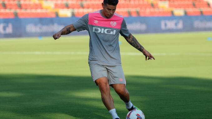 El delantero colombiano del Rayo Vallecano James Rodríguez calienta antes del encuentro correspondiente a LaLiga EA Sports entre el Rayo Vallecano y el FC Barcelona disputado en el Estadio de Vallecas en Madrid. EFE/Mariscal
