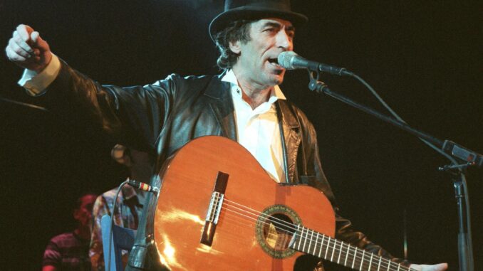 El cantautor Joaquín Sabina en una actuación en el Museo del Ferrocarril de Madrid, para presentar su trabajo  "19 días y 500 noches". EFE/Alberto Martín
