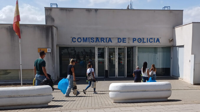 Agentes policiales acceden a la comisaría del municipio sevillano de Alcalá de Guadaíra, donde este martes cinco agentes de la Policía Nacional han sido detenidos en el marco de una operación contra el narcotráfico que se lleva a cabo en el municipio sevillano.La operación continúa abierta y ha sido declarada secreta. EFE/ Juan Ernesto García
