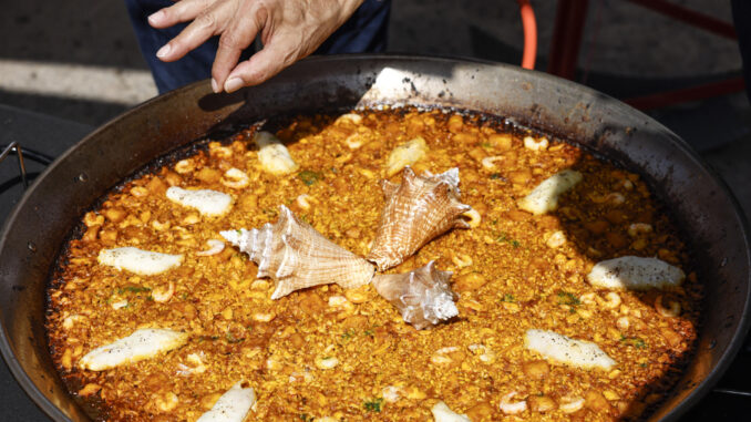 La paella ganadora con el primer premio del World Paella Day Cup 2024, elaborada por el puertorriqueño Joe W. Padilla Castro. EFE/Ana Escobar
