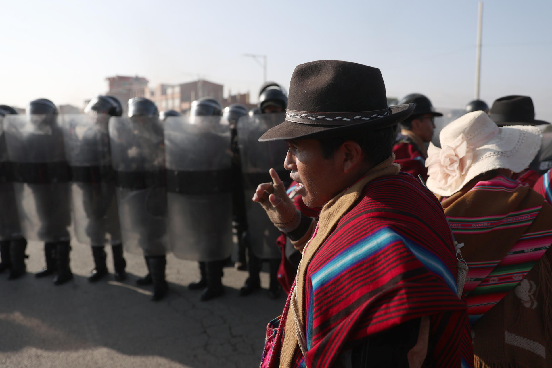 Indígenas se manifiestan durante una protesta este lunes en la ciudad de El Alto (Bolivia). Los indígenas llamados 'ponchos rojos' del altiplano de Bolivia, iniciaron este lunes un bloqueo de caminos para exigir la renuncia del presidente Luis Arce y del vicepresidente David Choquehuanca, por la falta de dólares y combustible además de acusarles de promover la división de las organizaciones sociales. EFE/Luis Gandarillas
