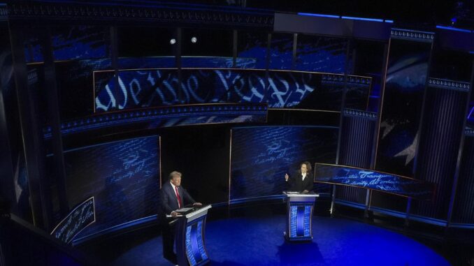 El candidato presidencial republicano Donald J. Trump y la candidata presidencial demócrata a la vicepresidencia de EE.UU. Kamala Harris durante el debate presidencial organizado por ABC News en el National Constitution Center de Filadelfia, Pensilvania, EE.UU. EFE/ Demetrius Freeman / POOL
