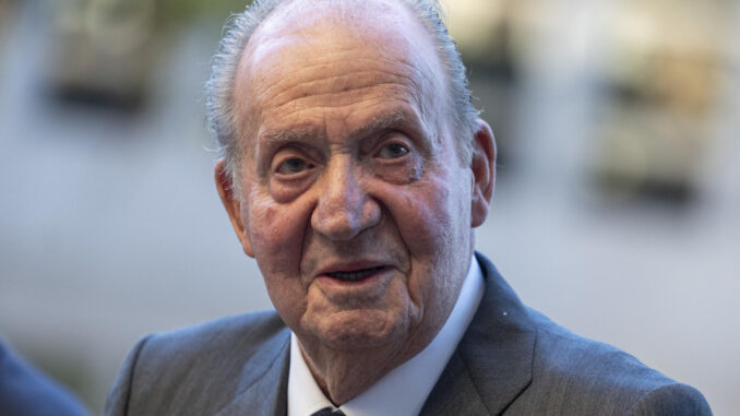 El rey emérito Juan Carlos I a su llegada al funeral del empresario y filántropo Alejandro Fernández de Araoz y Marañón, este lunes en la iglesia de San Francisco de Borja, en Madrid. EFE/ Daniel González
