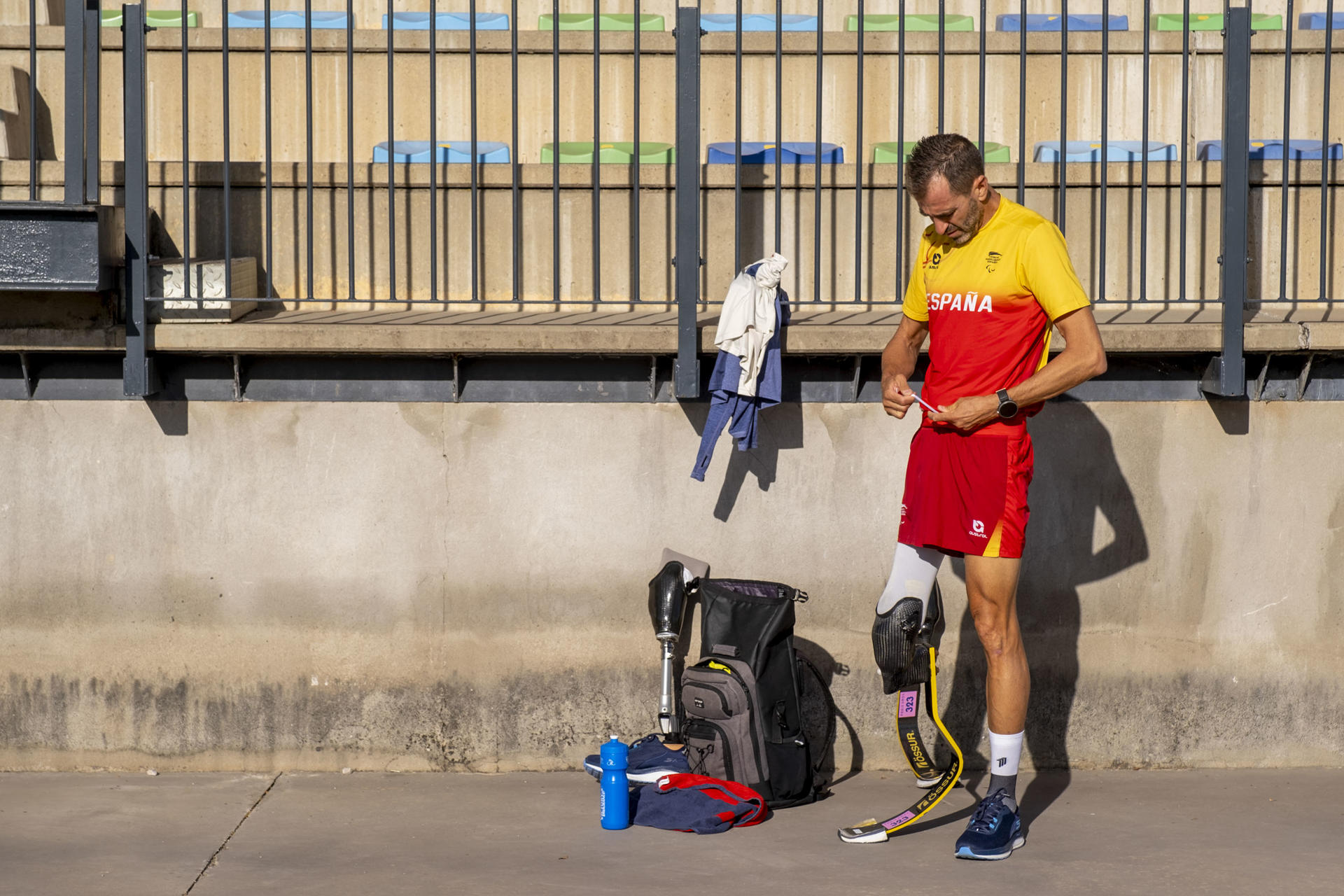 El triatleta paralímpico Dani Molina se prepara para entrenar en Guadalajara. A punto de cumplir 50 años, y después de conseguir su primera medalla de oro en los Juegos Paralímpicos de París 2024, el triatleta Dani Molina cuenta a EFE que trata de disfrutar el momento sin perder de vista su próxima participación en el Campeonato de Europeo de Triatlón en Vichy (Francia). EFE/ Nacho Izquierdo
