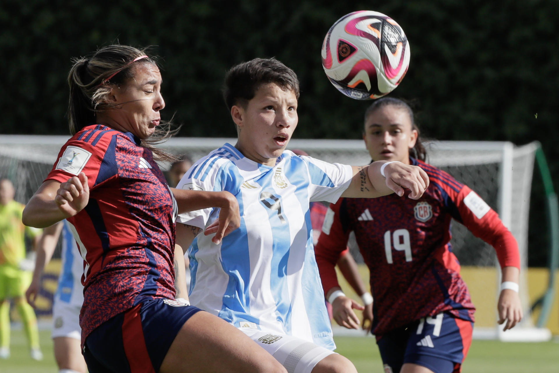 Kishi Núñez (c) de Argentina disputa un balón con Monserrat Valeria Díaz (i) de Costa Rica este domingo, en un partido del grupo F de la Copa Mundial Femenina sub-20. EFE/ Carlos Ortega
