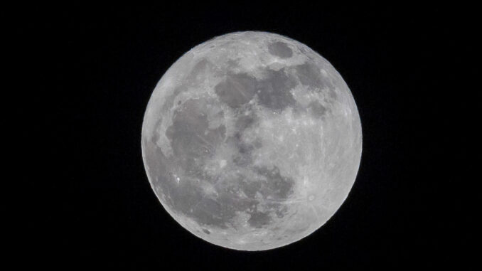 Fotografía de archivo de la luna llena. EFE/ Miguel Gutiérrez
