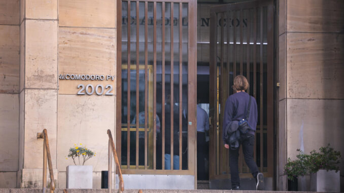 Fotografía donde se observa una mujer ingresando al tribunal de Comodoro Py este jueves, en la ciudad de Buenos Aires (Argentina). La madre de la ex primera dama argentina Fabiola Yáñez, Miriam Verdugo, declaró ante la Fiscalía haber sido ser testigo ocular de la violencia física ejercida por el entonces presidente Alberto Fernández (2019-2023) sobre su hija mientras estaba embarazada. EFE/ Juan Ignacio Roncoroni
