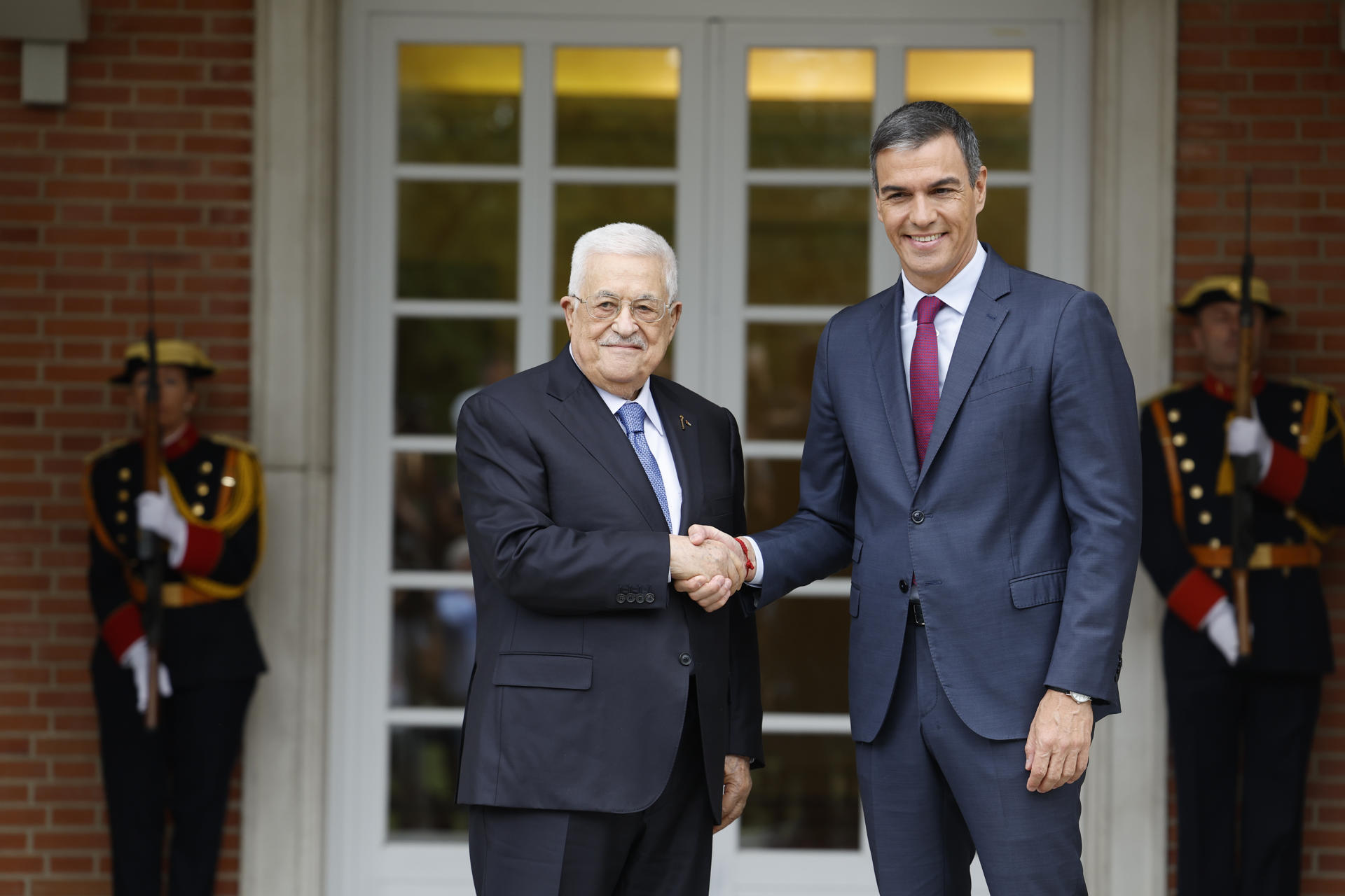 El presidente del Gobierno, Pedro Sánchez, recibe al presidente palestino Mahmud Abás (i), este jueves en el Palacio de la Moncloa. EFE/Javier Lizón
