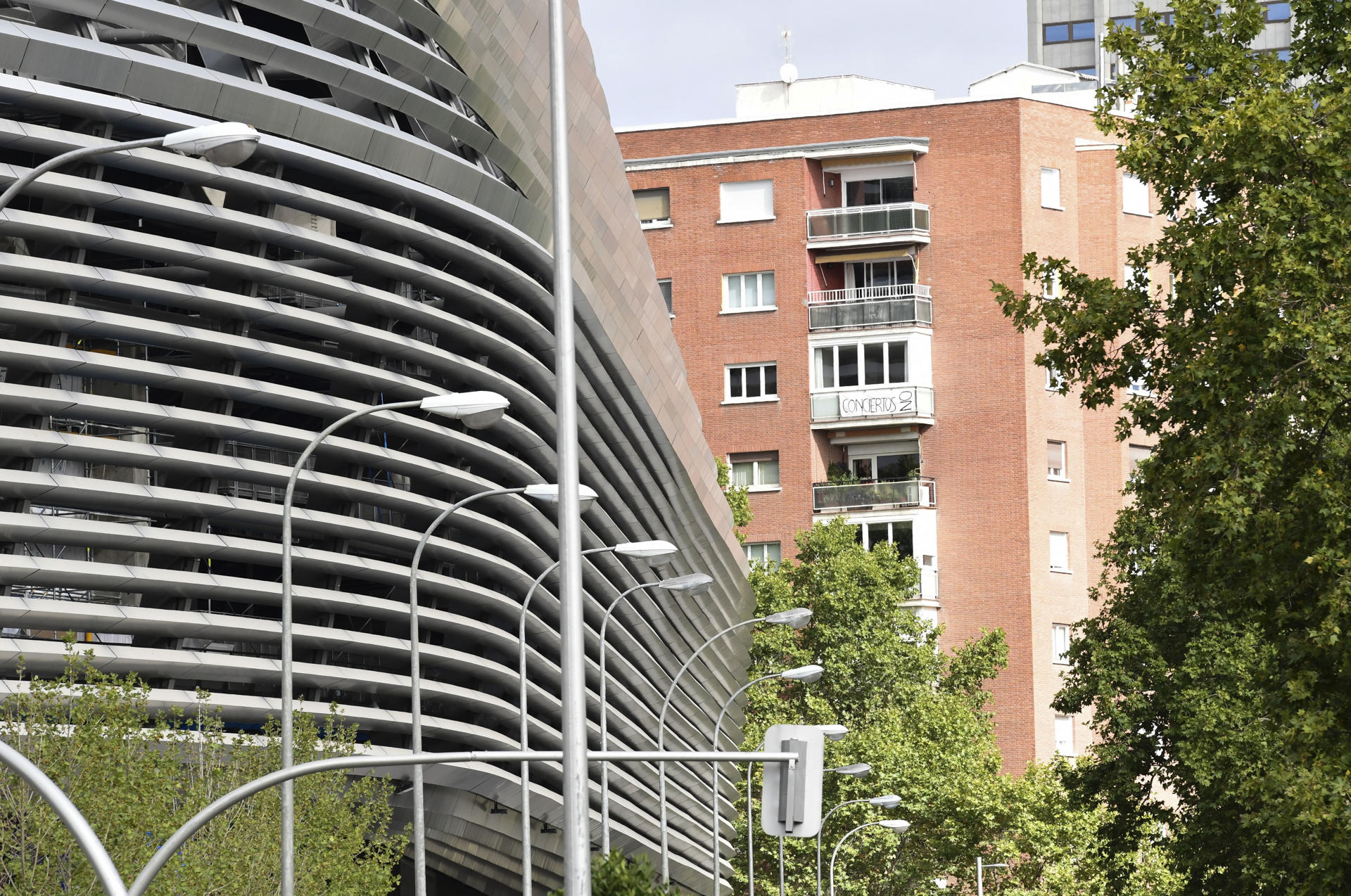 Vista del estadio Santiago Bernabeu en Madrid, este sábado. El Real Madrid ha hecho oficial la suspensión provisional durante 2024 de los conciertos en el estadio Santiago Bernabéu, que ha reprogramado para el próximo año para verificar el "estricto cumplimiento de la normativa municipal vigente". EFE/ Víctor Lerena
