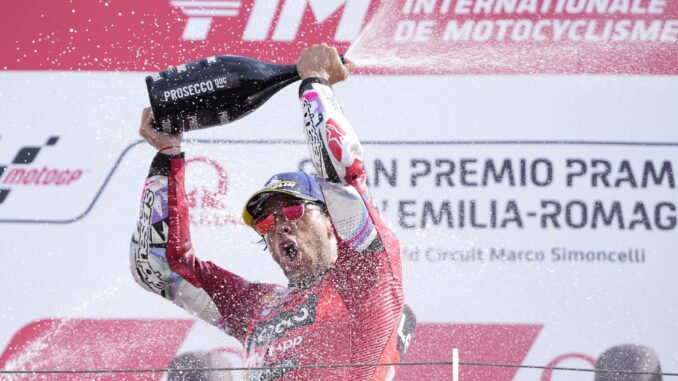 Enea Bastianini, italiano, celebra su victoria en el Gran Premio de Emilia Romagna e el circuito Marco Simoncelli en Misano Adriatico, Italia EFE/EPA/DANILO DI GIOVANNI
