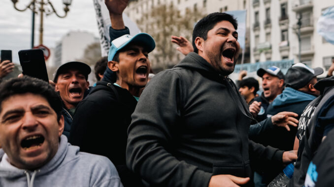 Personas se manifiestan en los alrededores del Congreso de la Nación Argentina, donde la Cámara de Diputados sesionó y votó por mantener el veto del presidente, Javier Milei, a la ley de reforma jubilatoria, en Buenos Aires (Argentina). EFE/ Juan Ignacio Roncoroni
