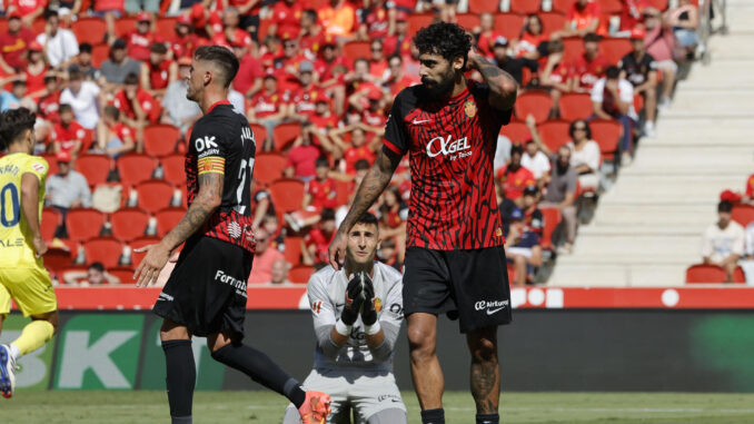 El portero del RCD Mallorca, Dominik Greif (c), se lamenta tras encajar el 1-2 durante el encuentro que se disputó en el estadio de Son Moix . EFE/Cati Cladera
