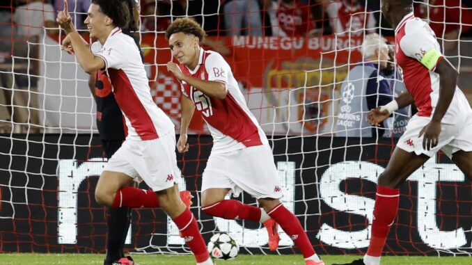 El jugador del Mónaco Maghnes Akliouche celebra el 1-0 durante el partido de la UEFA Champions League que han jugado AS Monaco y Barcelona en Monaco. EFE/EPA/SEBASTIEN NOGIER
