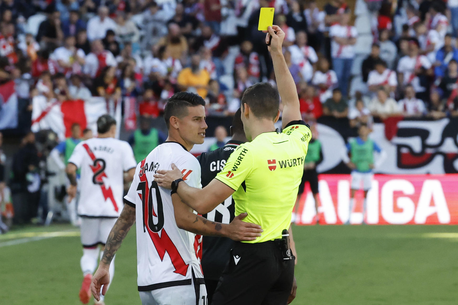 El delantero colombiano del Rayo Vallecano James Rodríguez (i) ve una tarjeta amarilla durante un encuentro correspondiente a la jornada 8 de LaLiga EA Sports disputado este sábado entre el Rayo Vallecano y el Leganes en el Estadio de Vallecas en Madrid. EFE/ J.J.Guillén
