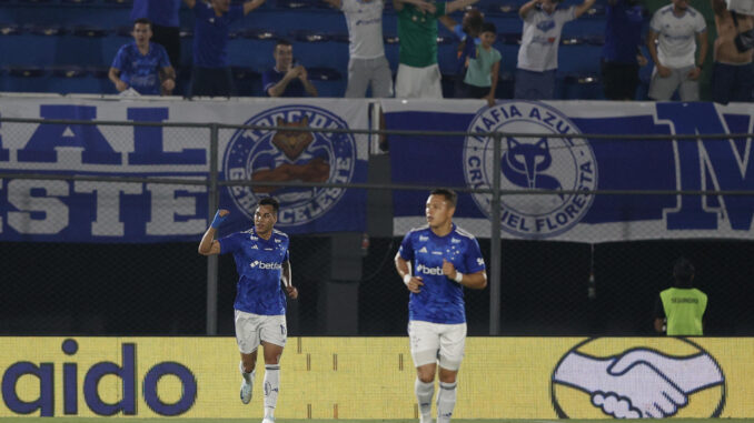 Kaio Jorge (i) de Cruzeiro celebra un gol en un partido de ida de cuartos de final de la Copa Sudamericana. EFE/ Juan Pablo Pino
