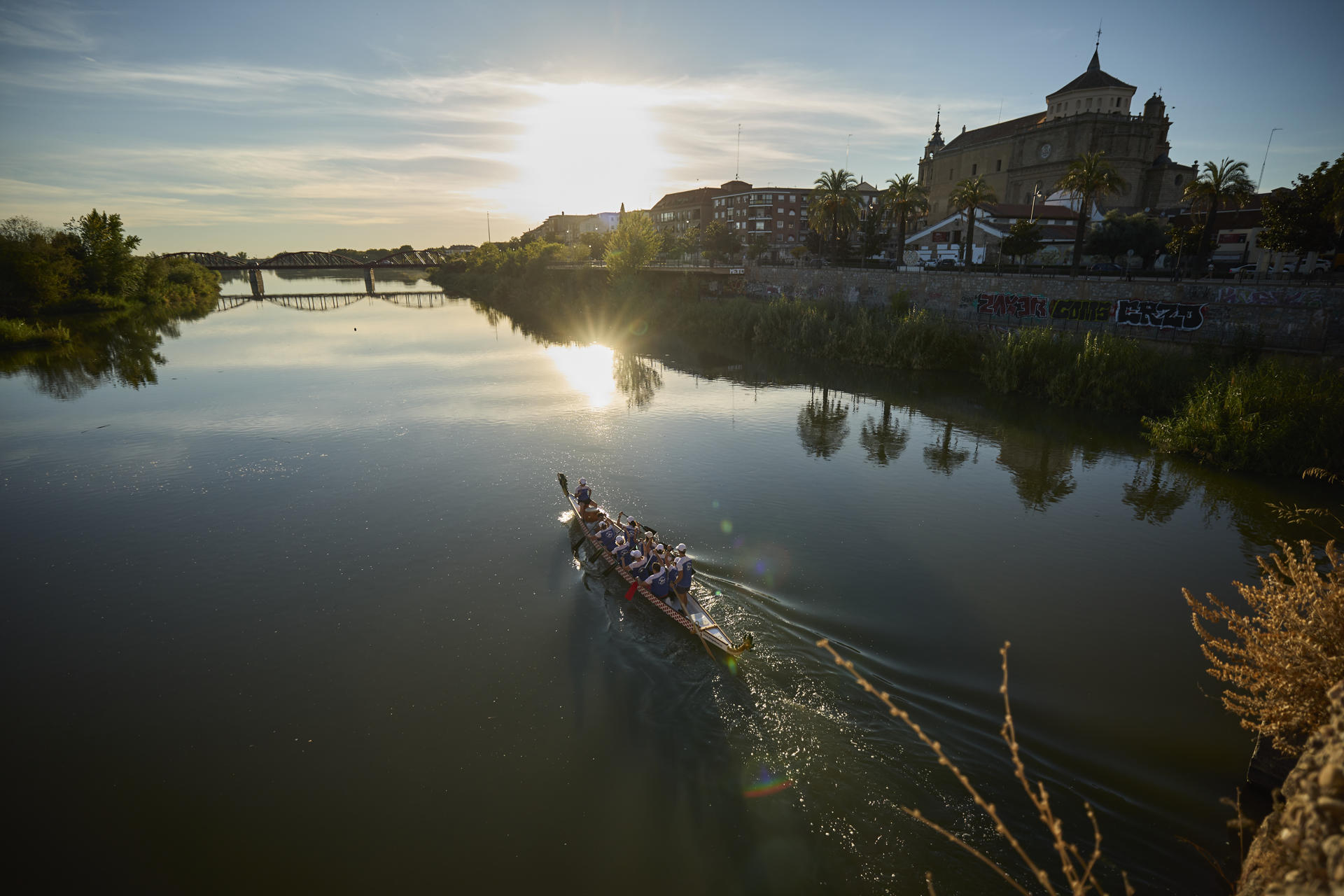 'Las Dragonas del Tajo', equipo en la modalidad de piragüismo de barco dragón, durante un entrenamiento en Talavera de la Reina. EFE/ Manu Reino
