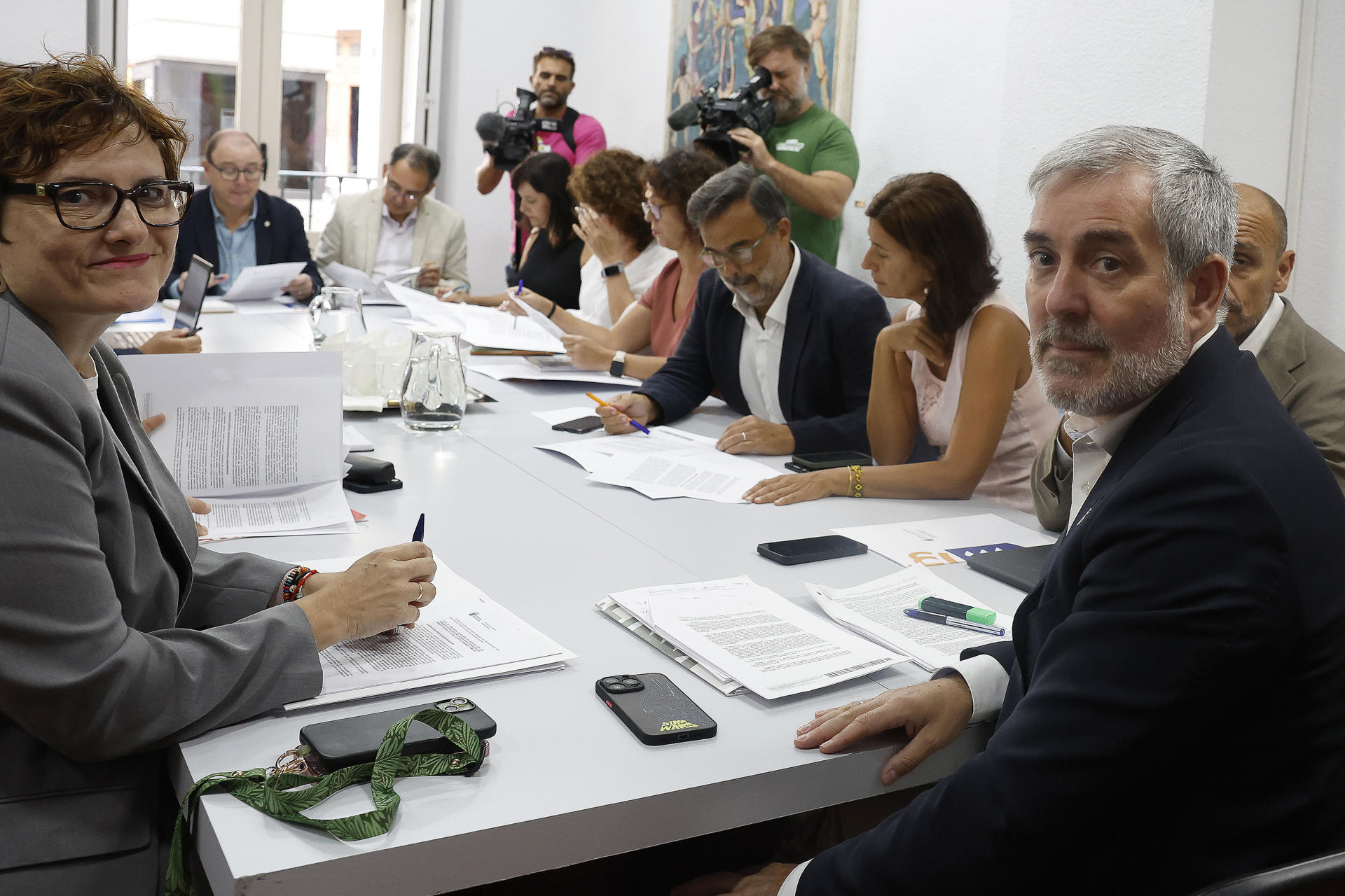 El presidente de Canarias, Fernando Clavijo (d), se reúne este jueves en Madrid con responsables de UNICEF, Save the Children, ACNUR, Cruz Roja, Cruz Blanca y la Comisión Española de Ayuda al Refugiado, entre otras organizaciones, para abordar la emergencia migratoria en las islas y explicar las medidas adoptadas por su Gobierno para la acogida de los menores. EFE/ J.P. Gandul
