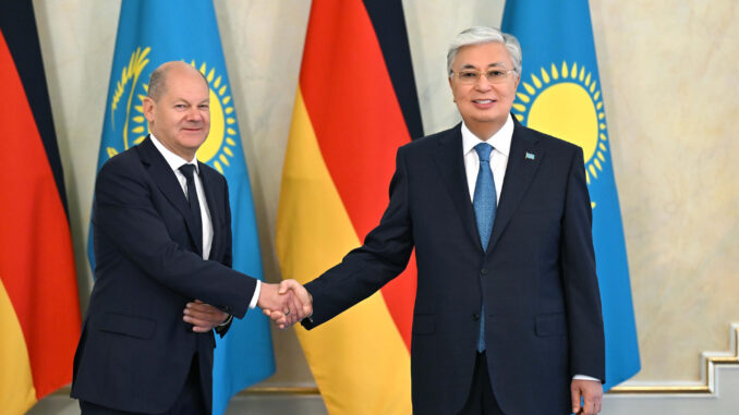 El canciller alemán, Olaf Scholz (i), es recibido por el presidente, Kasim-Yomart Tokáyev, este lunes en Astaná (Kazajistán). EFE/ Presidencia de Kazajistán SOLO USO EDITORIAL/SOLO DISPONIBLE PARA ILUSTRAR LA NOTICIA QUE ACOMPAÑA (CRÉDITO OBLIGATORIO)
