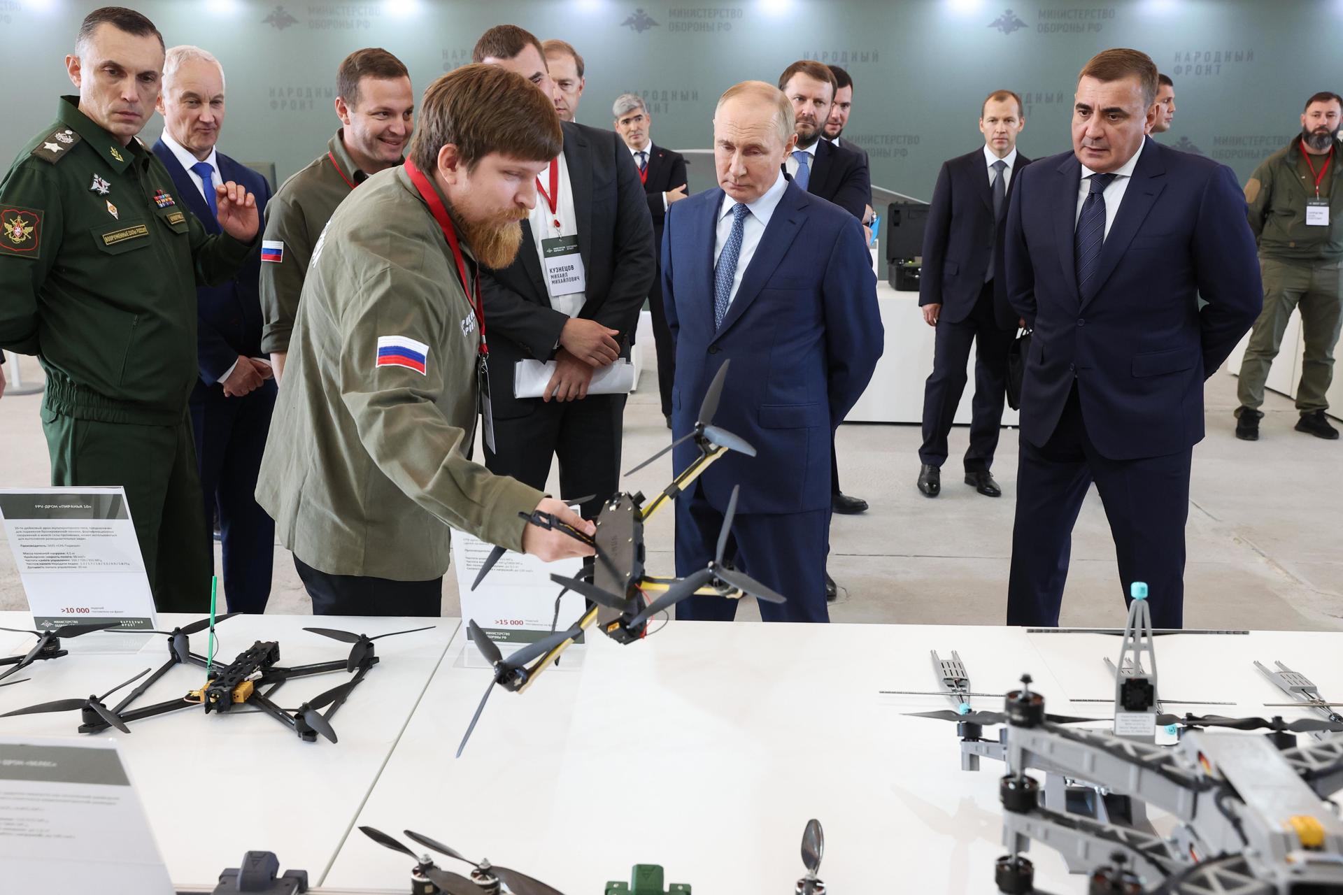 El presidente ruso, Vladimir Putin (C), examina los vehículos aéreos no tripulados rusos durante su visita al Centro de Tecnología Especial (LLC 'STC') en San Petersburgo, Rusia, el 19 de septiembre de 2024. El Centro de Tecnologías Especiales, fundado en 2001, es una de las empresas líderes del país en la producción de drones y otros equipos especiales, sistemas automatizados de monitoreo de radio, protección de información, guerra electrónica, vehículos aéreos no tripulados, así como sistemas de comunicación. (Rusia, San Petersburgo) EFE/EPA/VALERIY SHARIFULIN/SPUTNIK/KREMLIN POOL CRÉDITO OBLIGATORIO
