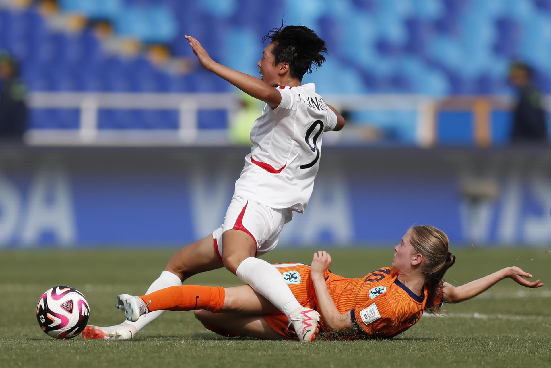 Robine Lacroix (d) de Países Bajos disputa un balón con Song-Gyong Kim de Corea del Norte este domingo, en un partido del grupo F de la Copa Mundial Femenina sub-20. EFE/ Ernesto Guzmán
