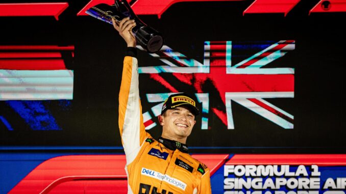 El inglés Lando Norris (McLaren) celebra su victoria en el circuito de Singapur. EFE/EPA/TOM WHITE
