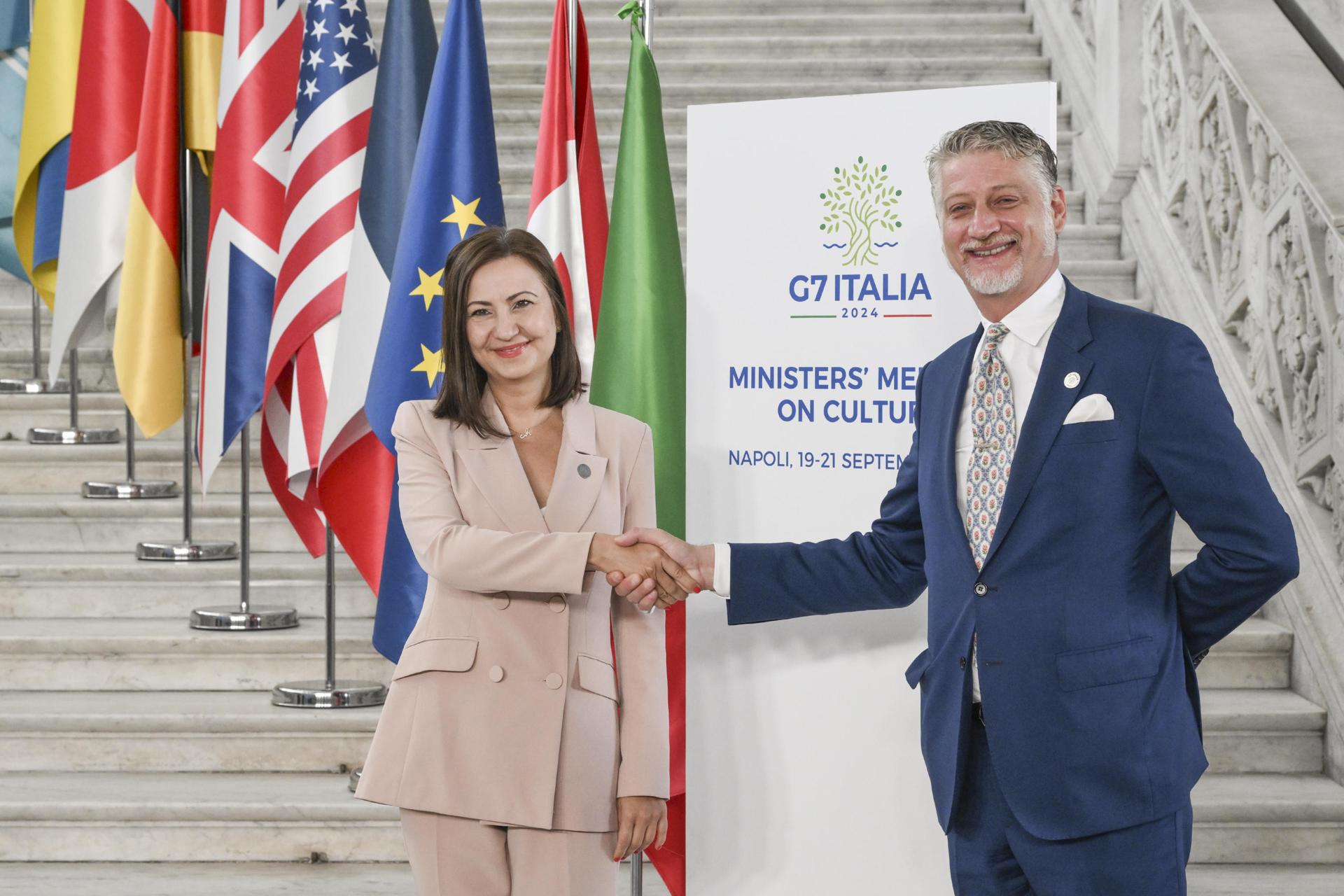 El ministro italiano de Cultura, Alessandro Giuli, recibe a la comisaria europea de Innovación y Cultura, Iliana Ivanova, en la cumbre de ministros de Cultura del G7. EFE/EPA/CIRO FUSCO
