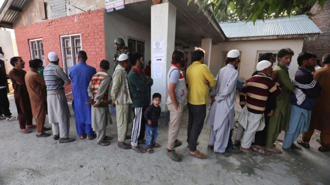 La gente hace cola mientras espera su turno para emitir sus votos para la primera fase de las elecciones a la asamblea local, en Drabgam, en el distrito de Pulwama, en el sur de Cachemira. EFE/EPA/FAROOQ KHAN
