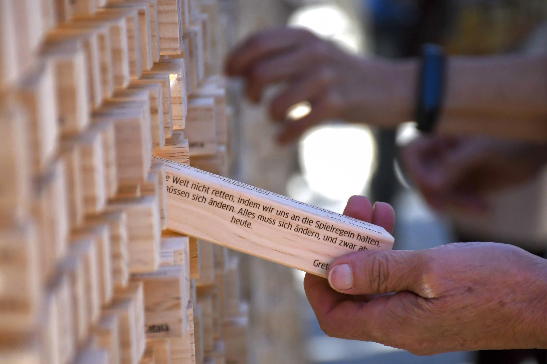 SEGOVIA, 13/09/2024.- Imagen de la Instalación 'Desaparece el Muro de Berlín' en conmemoración de los 35 años de la caída del Muro de Berlín dentro del marco de El Hay Festival Segovia. EFE/Pablo Martín
