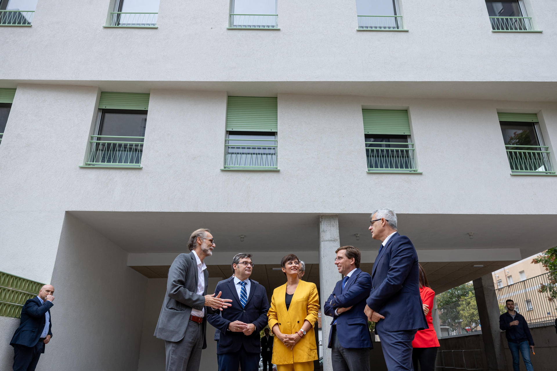 La ministra de Vivienda, Isabel Rodríguez (c), visita junto al alcalde de Madrid, José Luis Martínez-Almeida (2d), una promoción de 77 viviendas financiadas a través del Plan Estatal de Vivienda. EFE/ Daniel Gonzalez
