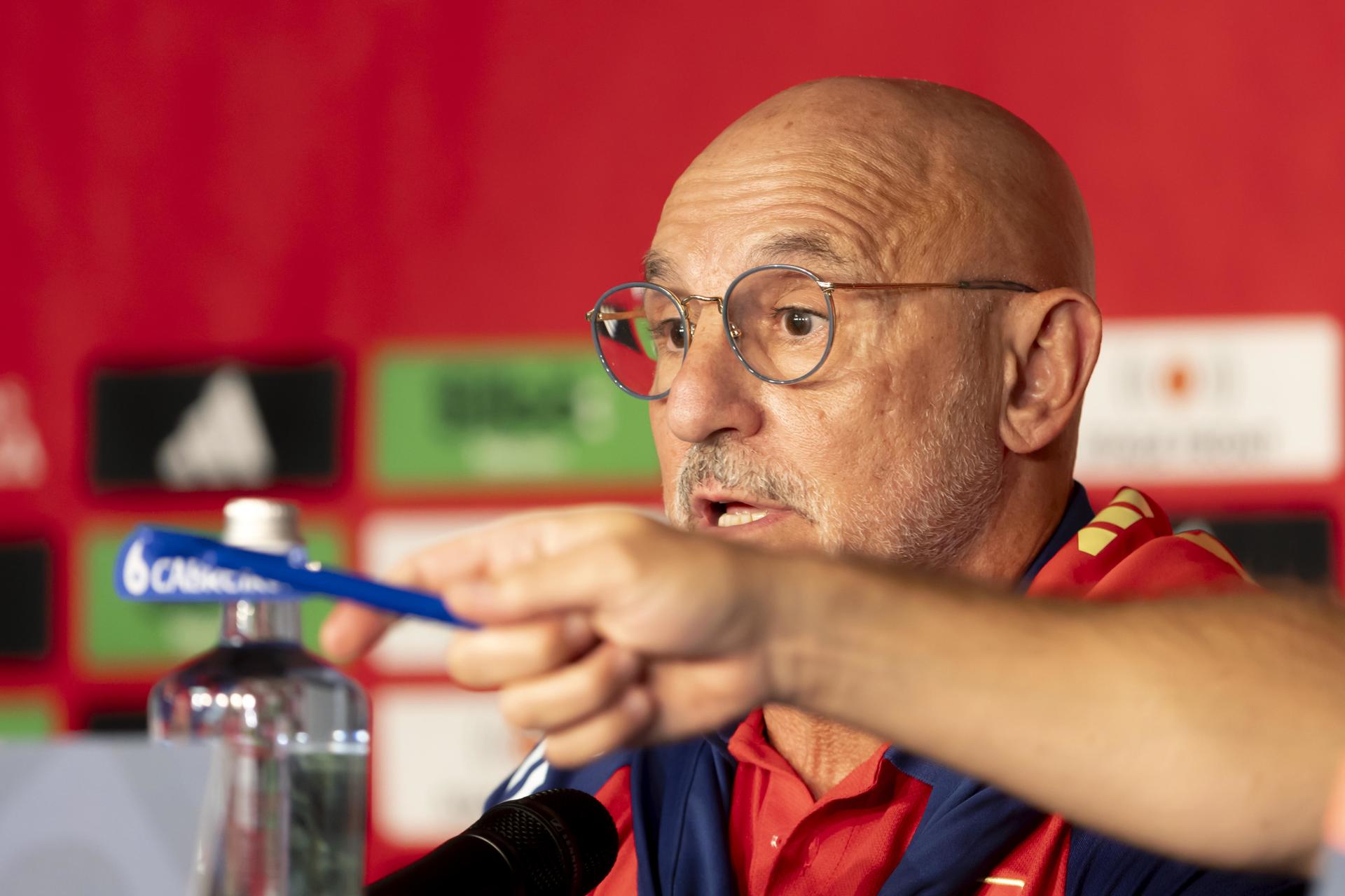 El seleccionador español, Luis de la Fuente, en la rueda de prensa previa al partido contra Suiza en la segunda jornada de la Liga de Naciones en Ginebra. EFE/EPA/SALVATORE DI NOLFI
