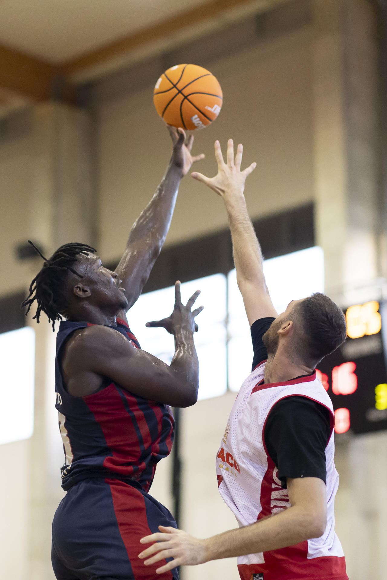 El pívot senegalés del Saski Baskonia, Khalifa Diop(i) entra a canasta ante la defensa del pívot griego del AS Mónaco, Georgios Papagiannis (d) durante el segundo partido del Torneo Costa del Sol disputado este viernes en el Pabellón Ciudad Deportiva de Sabinillas. EFE/Carlos Díaz.
