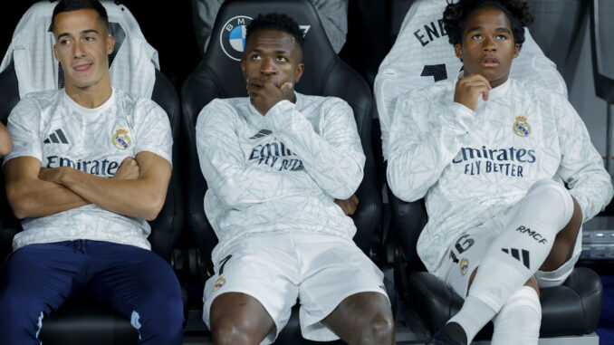 El delantero brasileño del Real Madrid, Vinicius Junior en el banquilloen el Estadio Santiago Bernabéu, este miércoles en Madrid en foto de archivo de Kiko Huesca. EFE
