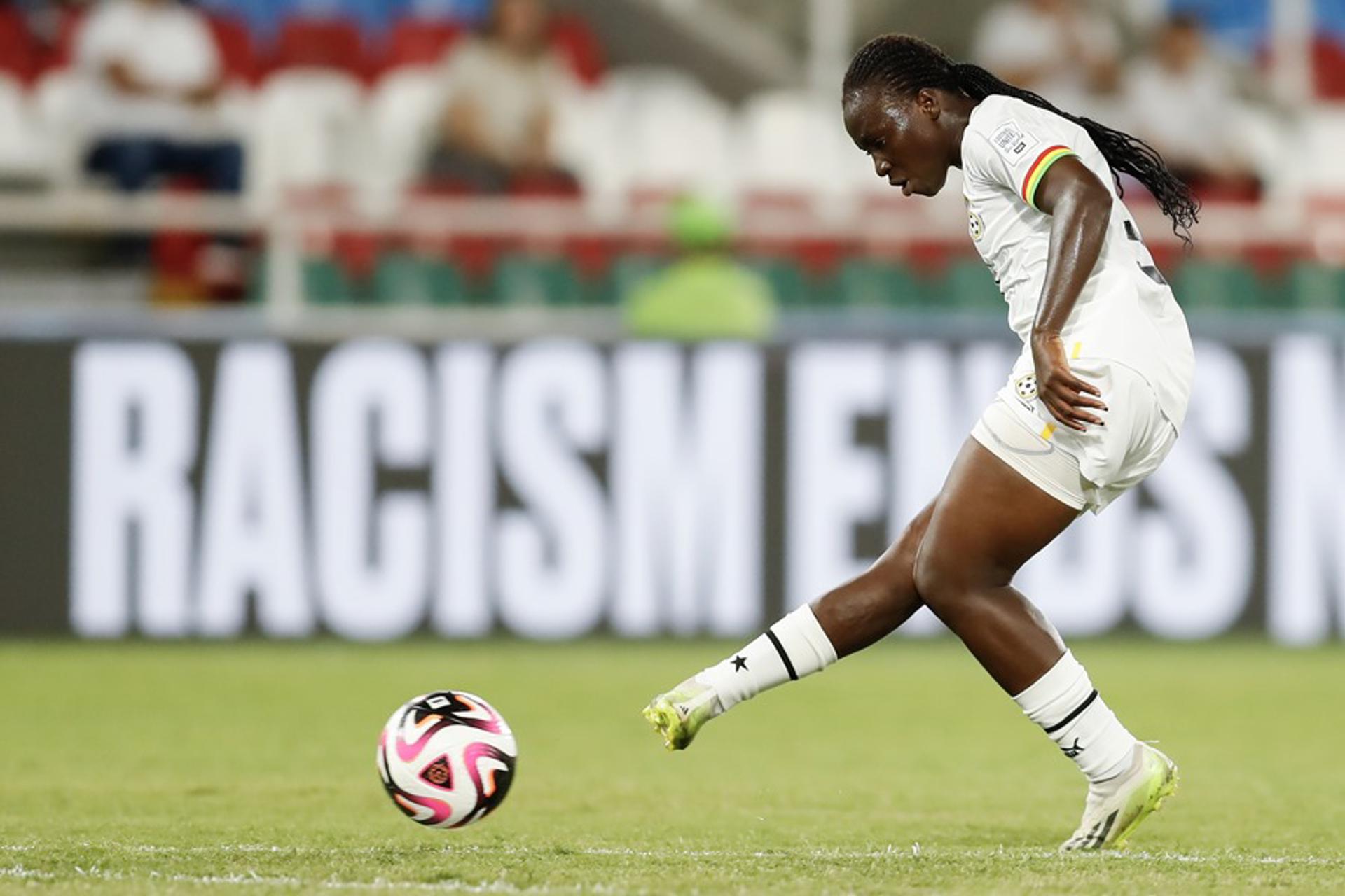 Salamatu Abdulai de Ghana patea un balón en un partido del grupo E de la Copa Mundial Femenina sub-20. EFE/ Ernesto Guzmán
