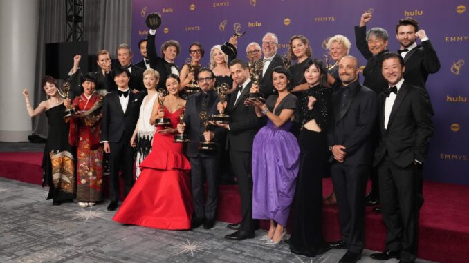 Actores, productores y directores de la serie 'Shogun' posan tras la ceremonia de entrega de premios Emmy a las Artes Creativas el domingo en el Peacock Theater de Los Ángeles. 
EFE/ Allison Dinner
