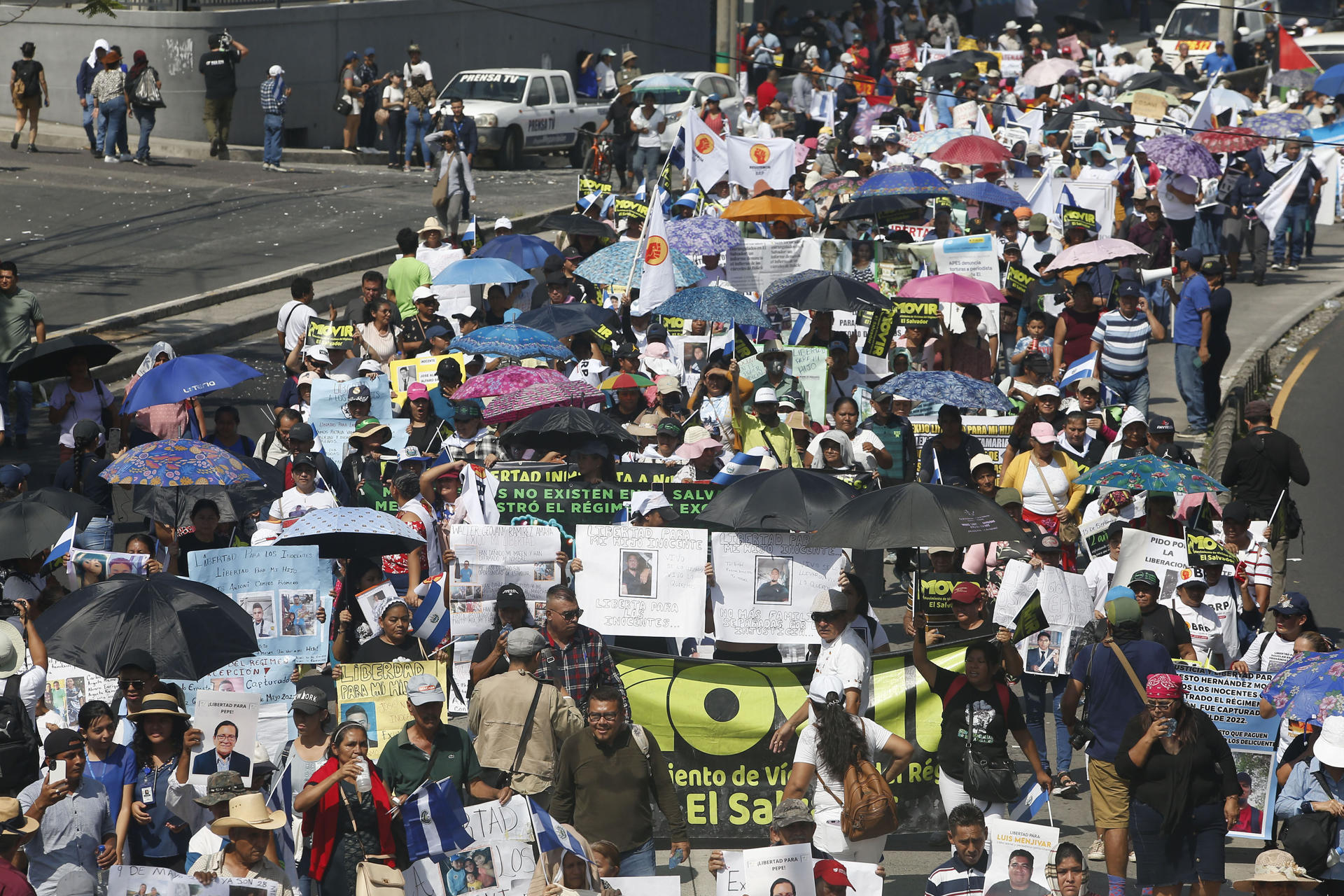 Integrantes de organizaciones de la sociedad civil y derechos humanos se manifiestan durante una marcha este domingo en San Salvador (El Salvador). Centenares de personas protestaron este domingo en El Salvador contra el Gobierno de Nayib Bukele para exigir el cese delos atropellos a los derechos humanos, denunciar la falta de acciones para localizar a los desaparecidos y retrocesos en materia de género en una manifestación que coincidió con los actos de la Independencia de Centroamérica. EFE/Javier Aparicio
