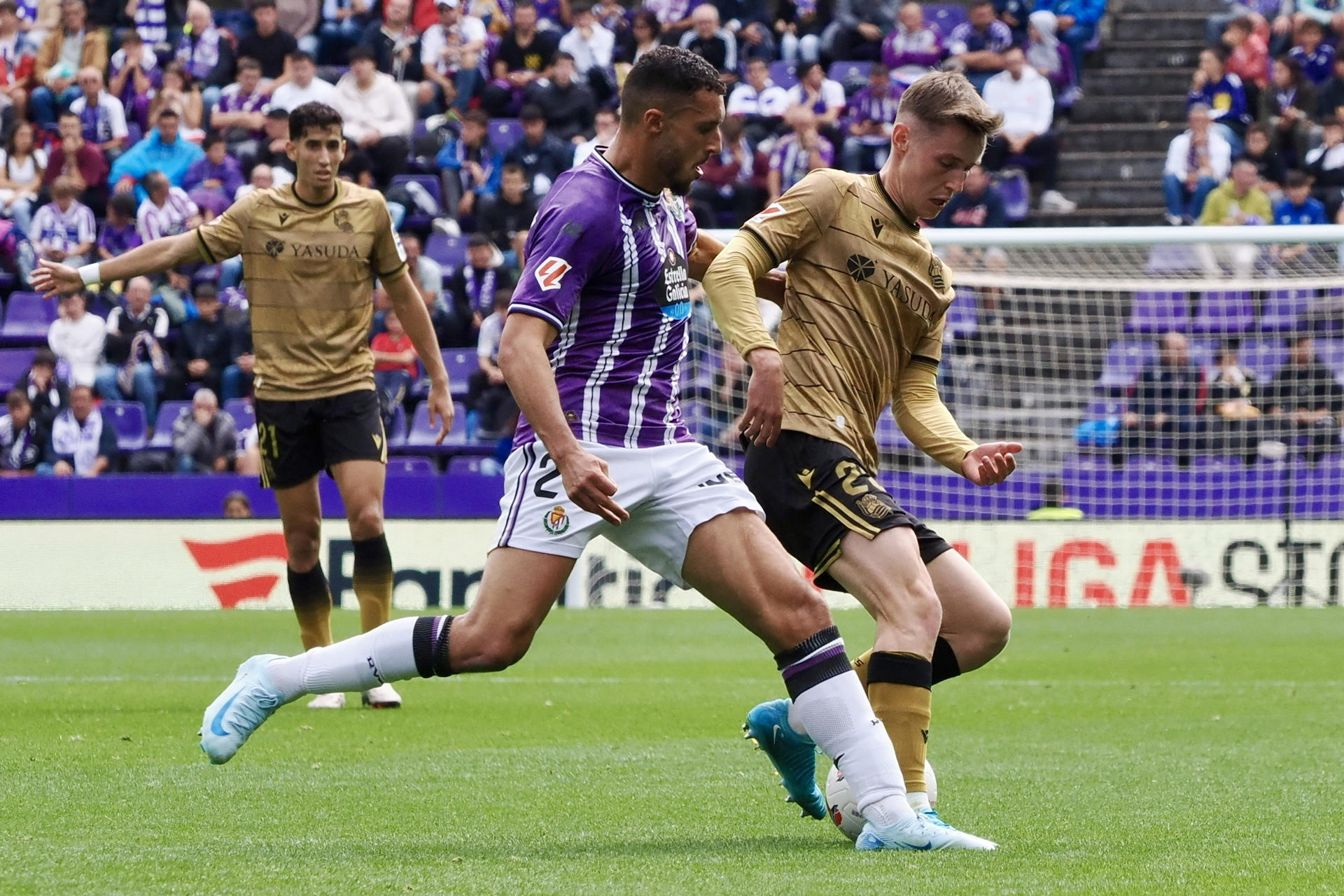 El centrocampista croata de la Real Sociedad Luka Sucic, pelea un balón ante el delantero belga del Real Valladolid Selim Amallah, este sábado durante el partido de la jornada 6 de LaLiga en el estadio José Zorrillla en Valladolid.- EFE/R. García
